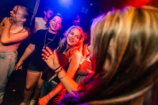 Feest bij Bar 2