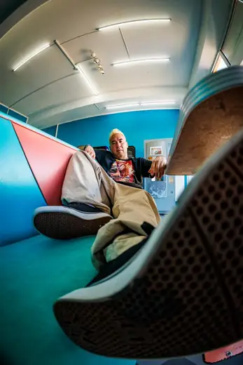 Gitarist van Call It Off met schoenzolen in beeld