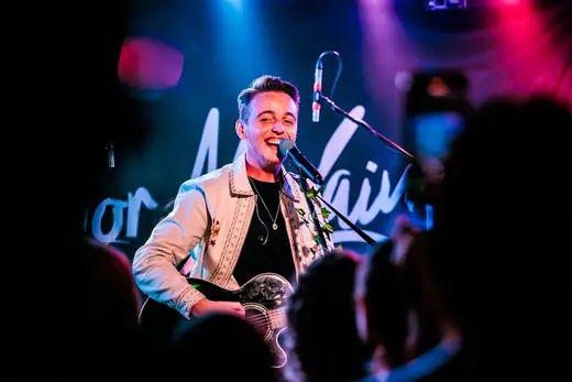 Conor McLain live op het podium