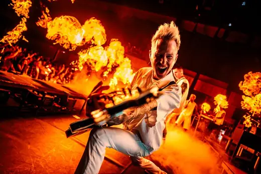 Gitarist van The Dirty Daddies met vuur op het podium