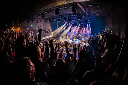 Handen in de lucht in een zaal bij The Dirty Daddies