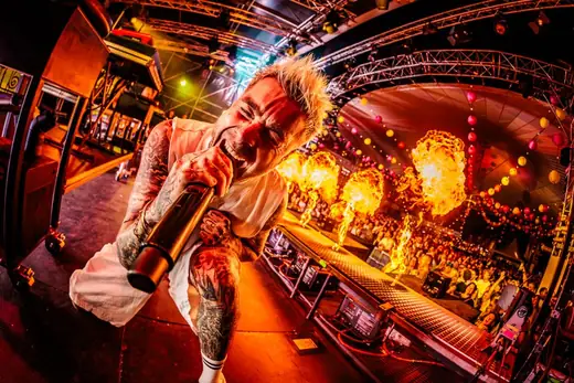 Zanger van The Dirty Daddies met vuur en lampionnen