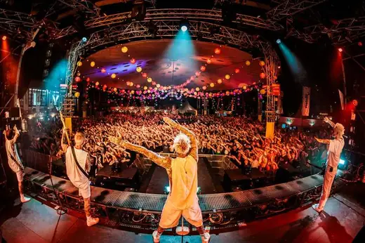 The Dirty Daddies springend op het podium